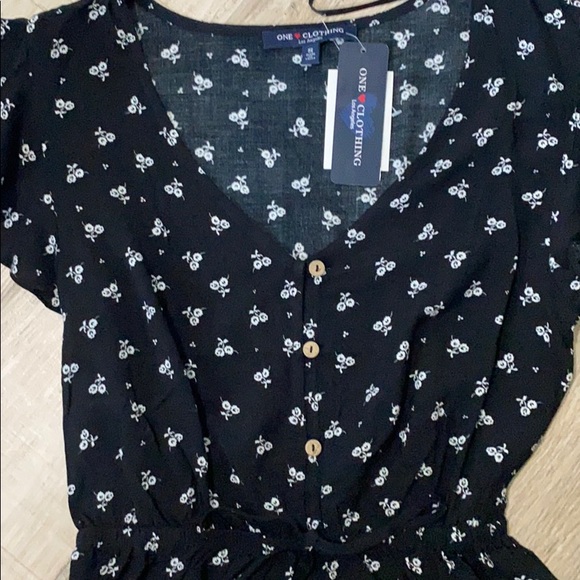 Ladies Small Blouse BNWT V-Neck, Button, Tiewaist! - Picture 2 of 3